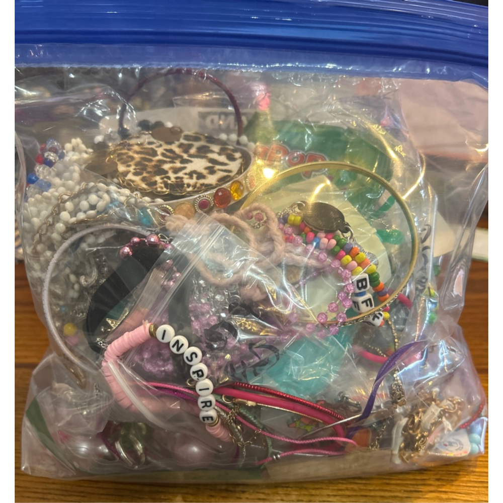 Girls Unbranded Multi-color Kids Jewelry Lot 2lbs - Picture 2 of 2
